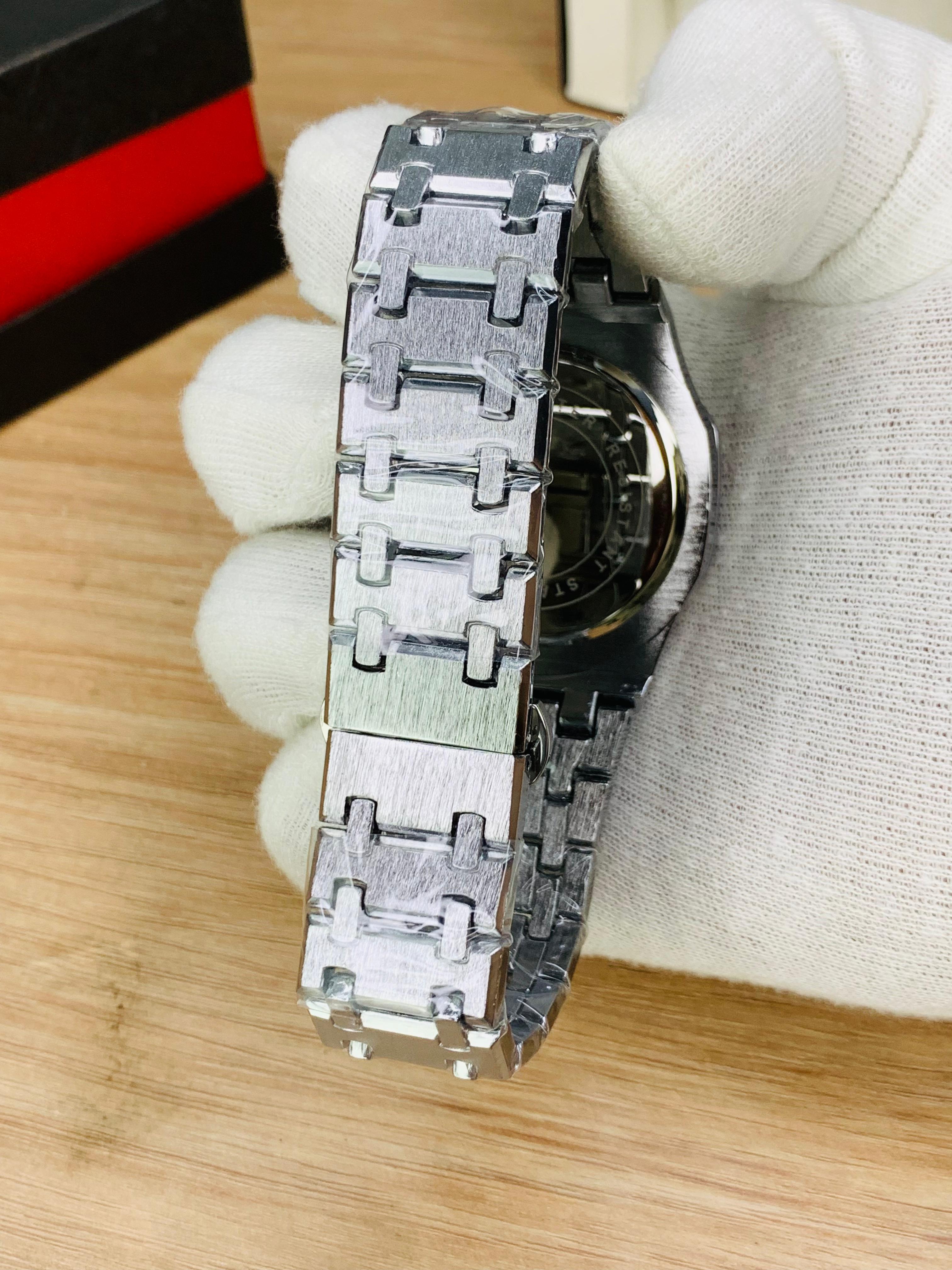 AUDEMARS PIGUET BLACK COLOUR